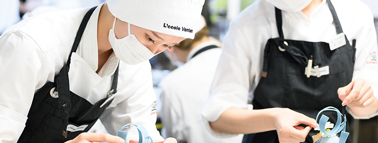 現場が教室!
実践で力がつく専門校
未経験から一流のパティシエを目指す